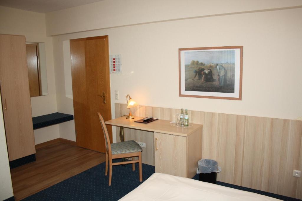 Hotel Zur Waage Бад Мюнстерайфел Стая снимка