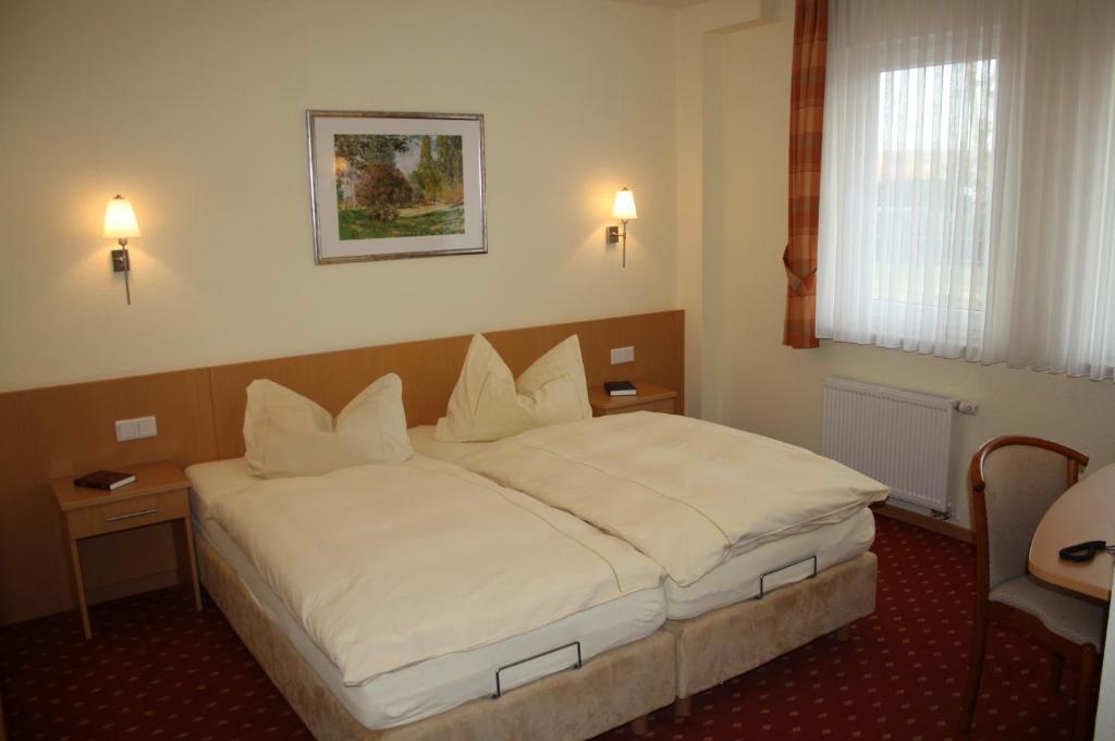 Hotel Zur Waage Бад Мюнстерайфел Стая снимка